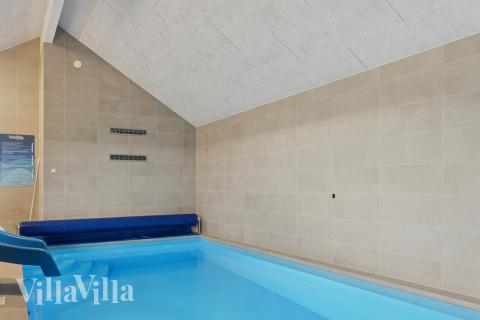 Sommerhus 902 er indrettet med en lækker poolafdeling med vandrutsjebane, dejlig stor indbygget spabad og sauna