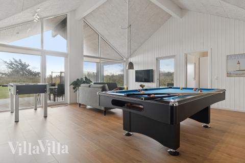 Luksushus 902 til 18 personer byder på et stort aktivitetsrum med bl.a. billard og dart