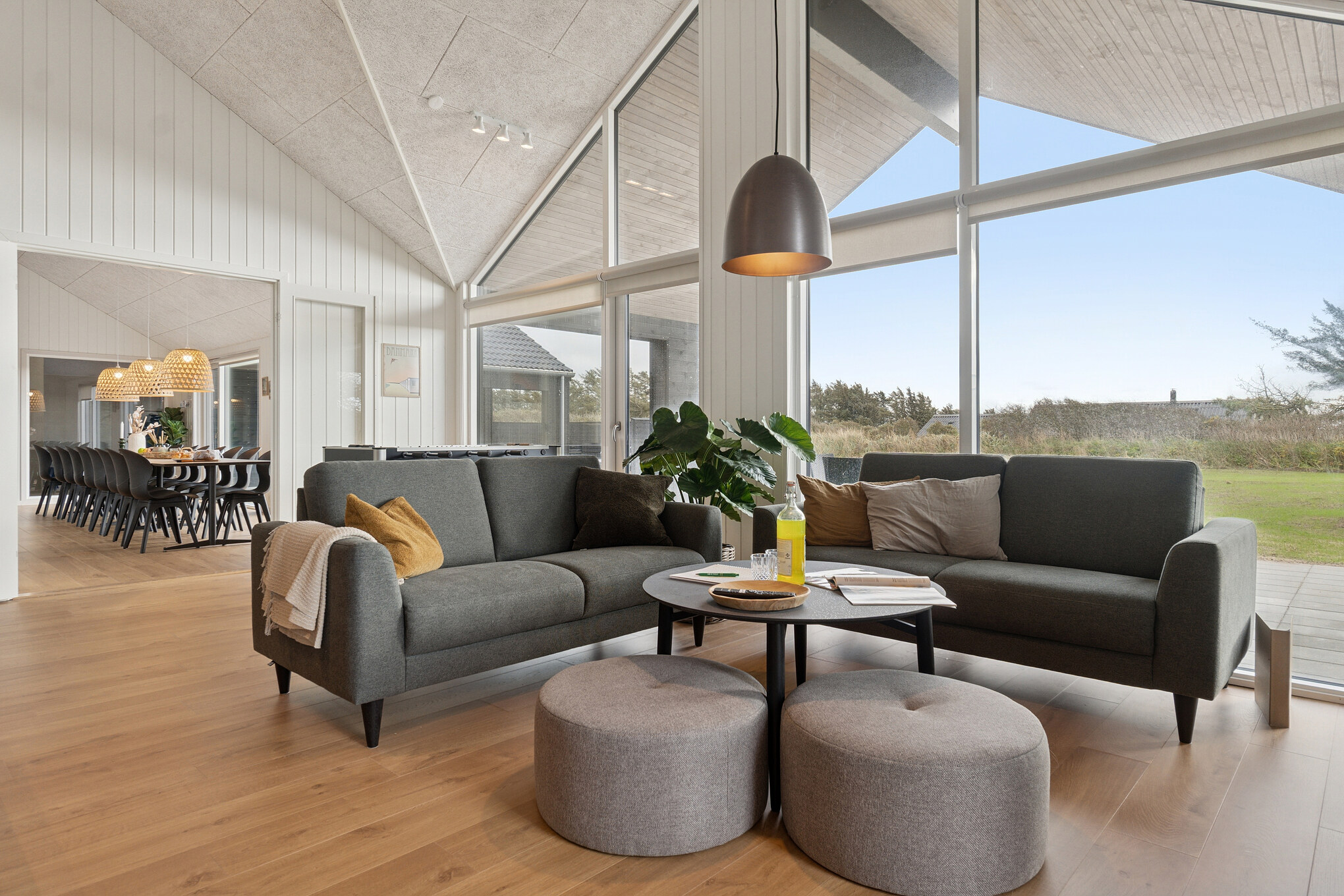 Dyst i sommerhusets aktivitetsrum, når I besøger luksushus nr. 902 i Nordjylland.