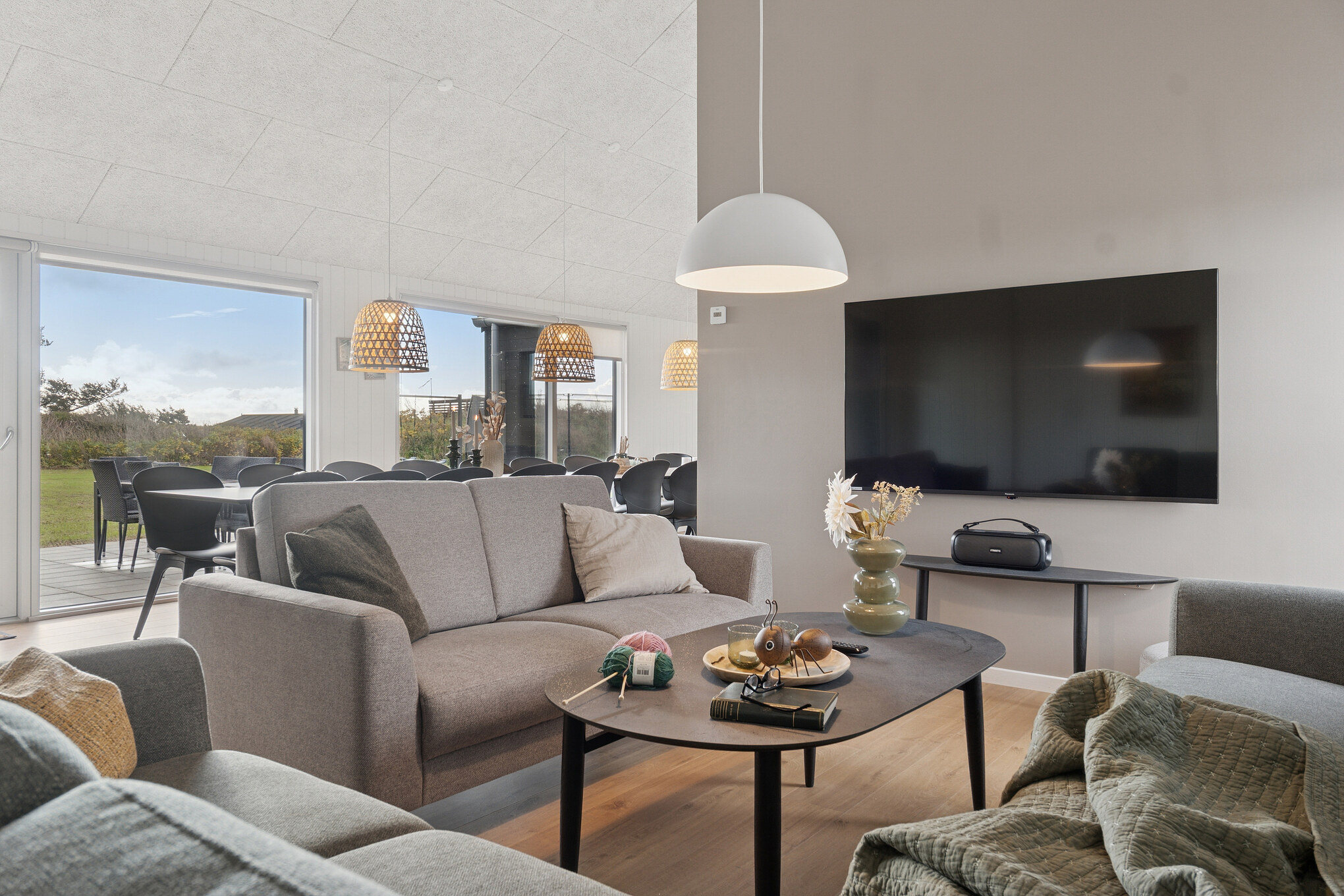 Sofahjørnet i luksushus 902 i Nordjylland.