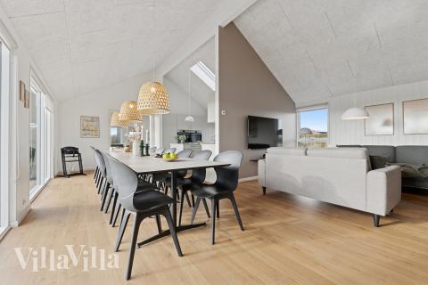 I kan sagtens side 18 personer sammen i sommerhusets opholdsrum, når I besøger luksushus 902 i Nordjylland.