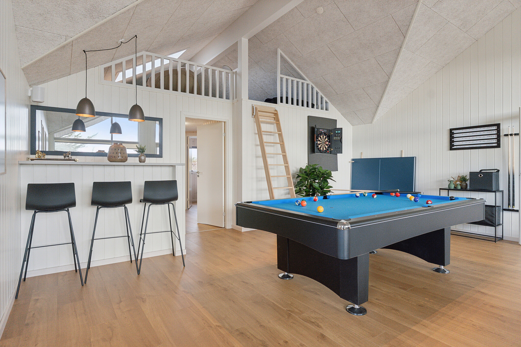 Ud over de mange timer, man kan bruge i husets pool-afdeling, så byder luksushus 902 også på billard/bordtennis og dart