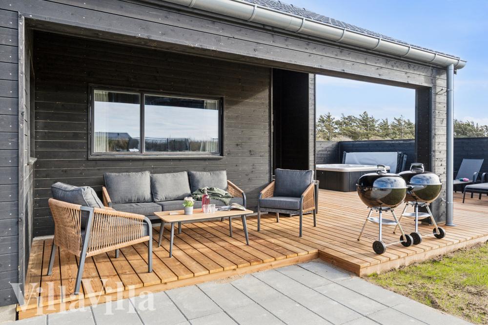 Luksushus nr. 902 har en dejlig terrasse med gode havemøbler til 18 personer.