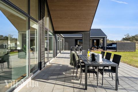 Nyd en grillaften på terrassen i luksushus nr. 902 i Nordjylland