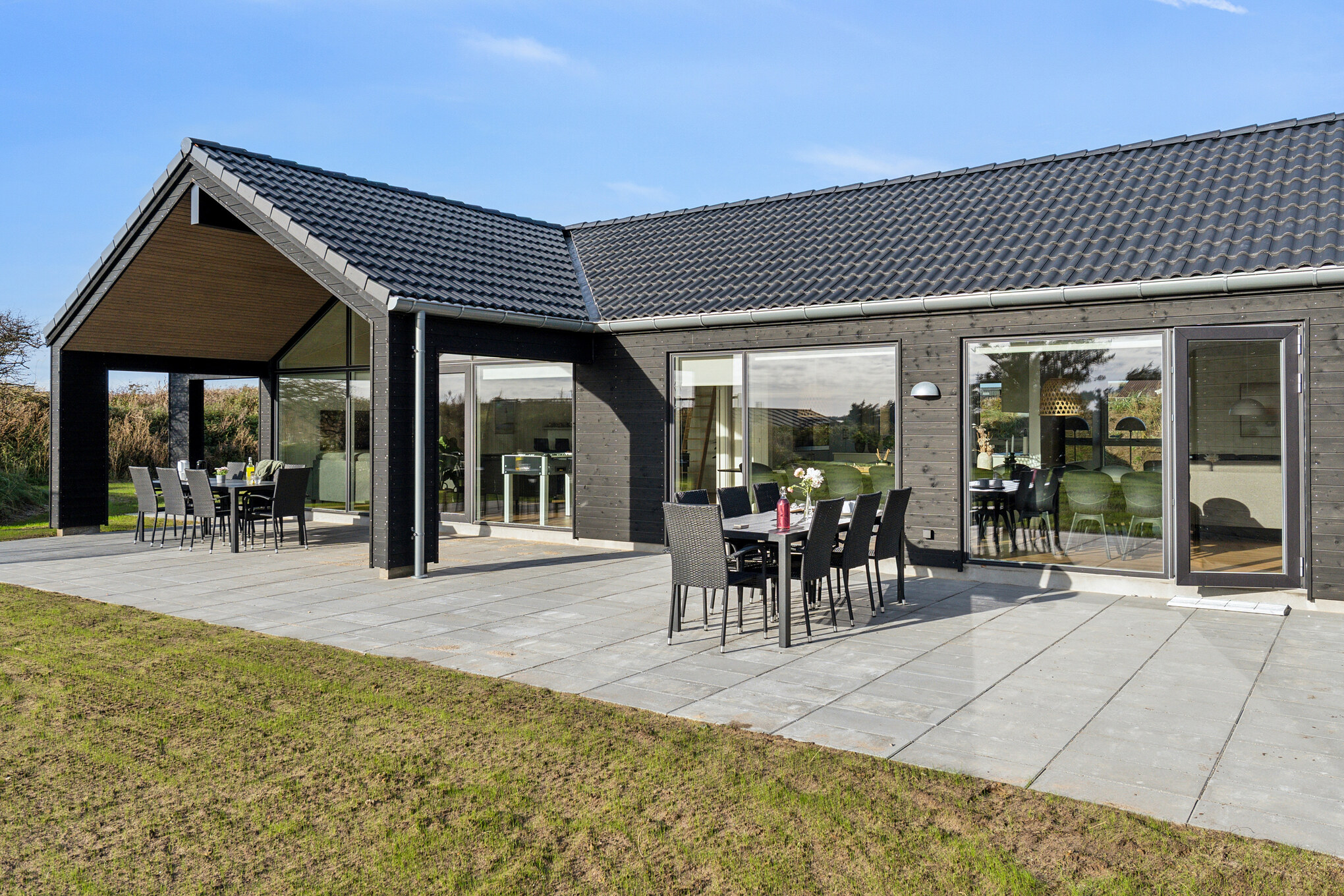 På terrassen i sommerhus nr. 902 er der plads til 18 personer.