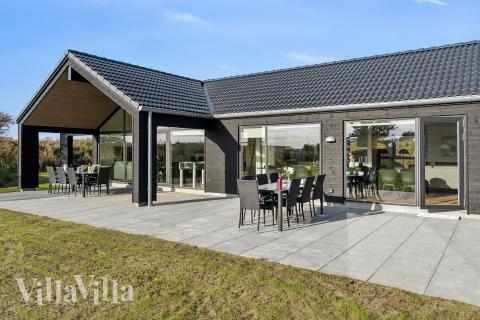 På terrassen i sommerhus nr. 902 er der plads til 18 personer.