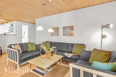 Der er mulighed for hygge i sommerhusets sofaarrangement, når I besøger luksushus nr. 145