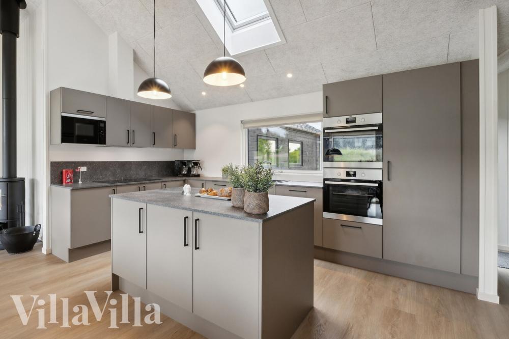 Køkkenet i luksushus nr. 912 er udstyrret, så I let kan lave mad til 18 personer.