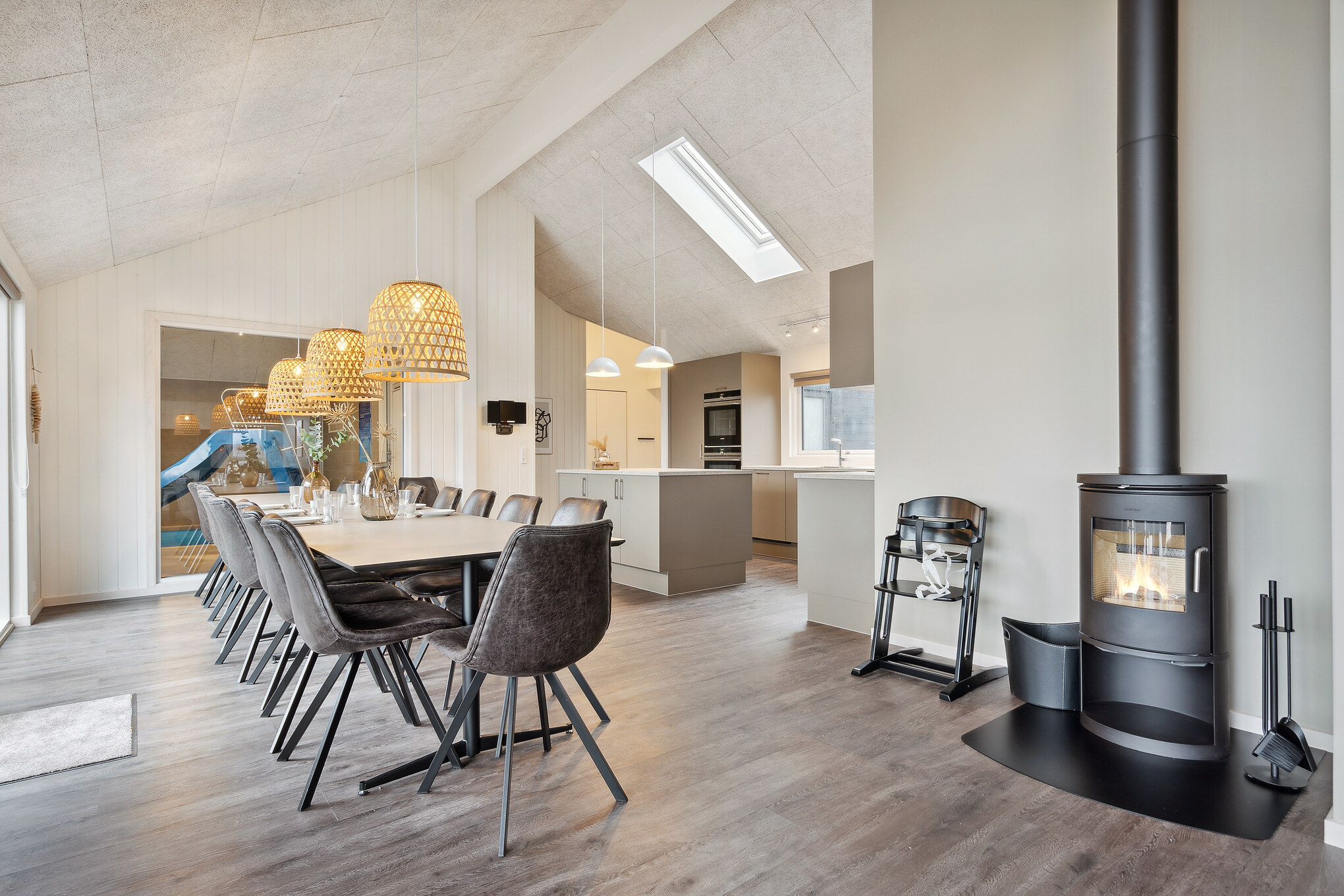 Det store lyse opholdrum i luksushus nr. 918 til 18.