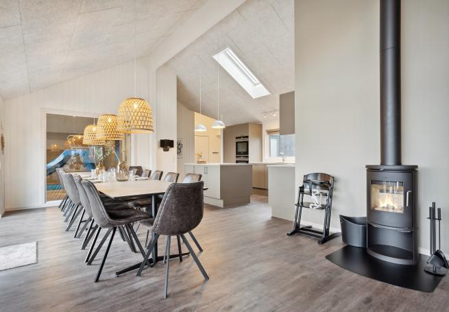 Det store lyse opholdrum i luksushus nr. 918 til 18.