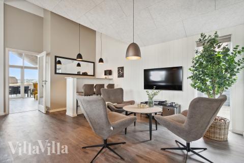 Luksushus 918 til 18 personer byder på et stort aktivitetsrum med bl.a. billard og dart