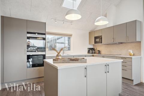 Køkkenet i luksushus nr. 918 er udstyrret, så I let kan lave mad til 18 personer.