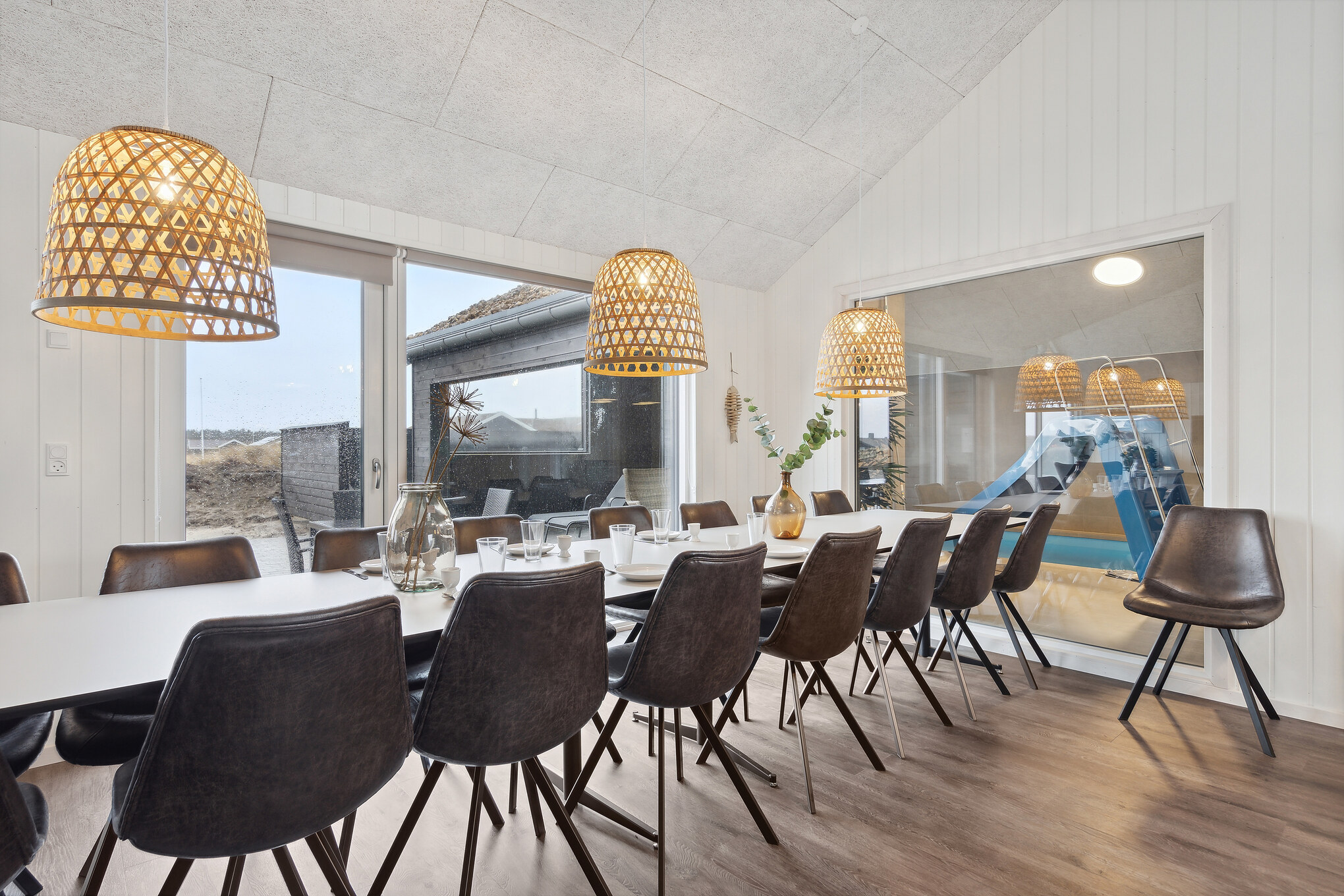 I kan sagtens side 18 personer sammen i sommerhusets opholdsrum, når I besøger luksushus 918 i Vestjylland.