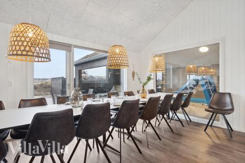 I kan sagtens side 18 personer sammen i sommerhusets opholdsrum, når I besøger luksushus 918 i Vestjylland.