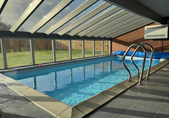 Sommerhus 688 er indrettet med en lækker poolafdeling med vandrutsjebane, dejlig stor indbygget spabad og sauna