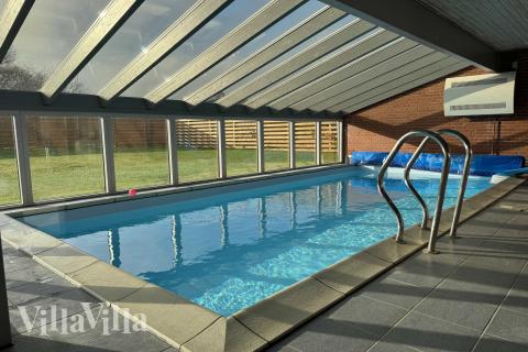 Sommerhus 688 er indrettet med en lækker poolafdeling med vandrutsjebane, dejlig stor indbygget spabad og sauna