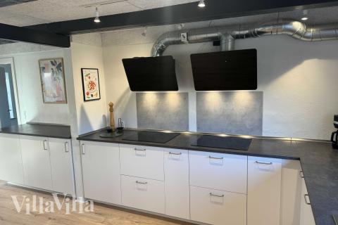 Køkkenet i luksushus nr. 688 er udstyrret, så I let kan lave mad til 26 personer.