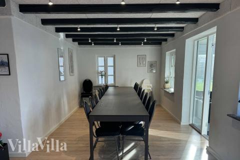 Det store lyse opholdrum i luksushus nr. 688 til 26.