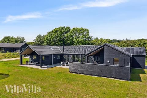 Dette skønne poolhus nr. 913 med plads til 24 personer ligger i Lolland/Falster/Møn