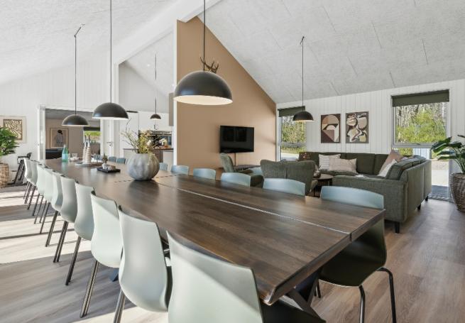 Det store lyse opholdrum i luksushus nr. 913 til 24.