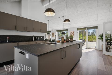 Køkkenet i luksushus nr. 913 er udstyrret, så I let kan lave mad til 24 personer.