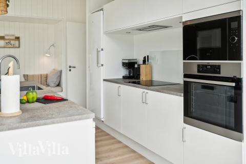 Køkkenet i luksushus nr. 935 er udstyrret, så I let kan lave mad til 10 personer.