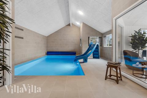 Sommerhus 905 er indrettet med en lækker poolafdeling med vandrutsjebane, dejlig stor indbygget spabad og sauna