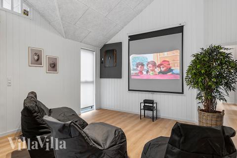 Luksushus 905 til 30 personer byder på et stort aktivitetsrum med bl.a. billard og dart