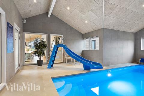 Sommerhus 903 er indrettet med en lækker poolafdeling med vandrutsjebane, dejlig stor indbygget spabad og sauna