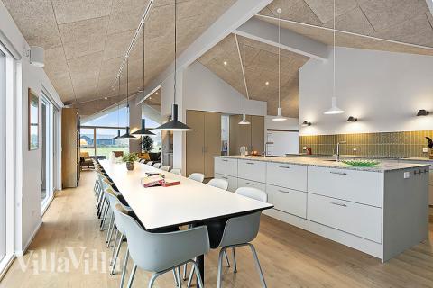 Det store lyse opholdrum i luksushus nr. 903 til 20.