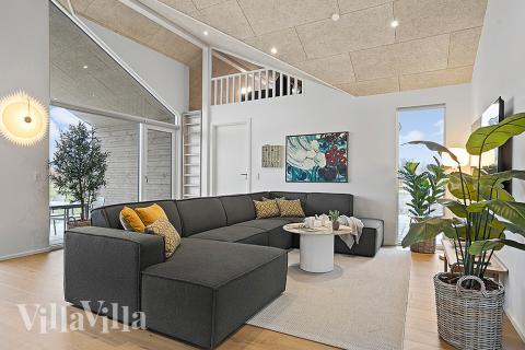 Sofaen i luksushus 903 i Nordjylland indbyder til brætspil eller at se en film sammen.