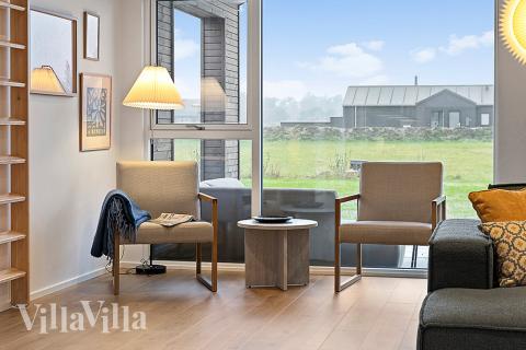 Der er mulighed for hygge i sommerhusets sofaarrangement, når I besøger luksushus nr. 903