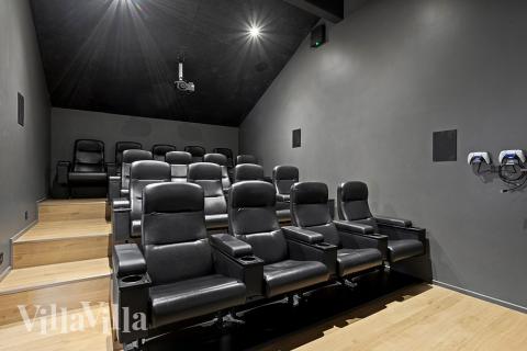 Dyst i sommerhusets aktivitetsrum, når I besøger luksushus nr. 903 i Nordjylland.