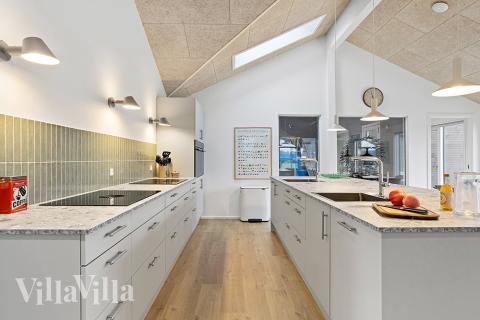 Køkkenet i luksushus nr. 903 er udstyrret, så I let kan lave mad til 20 personer.