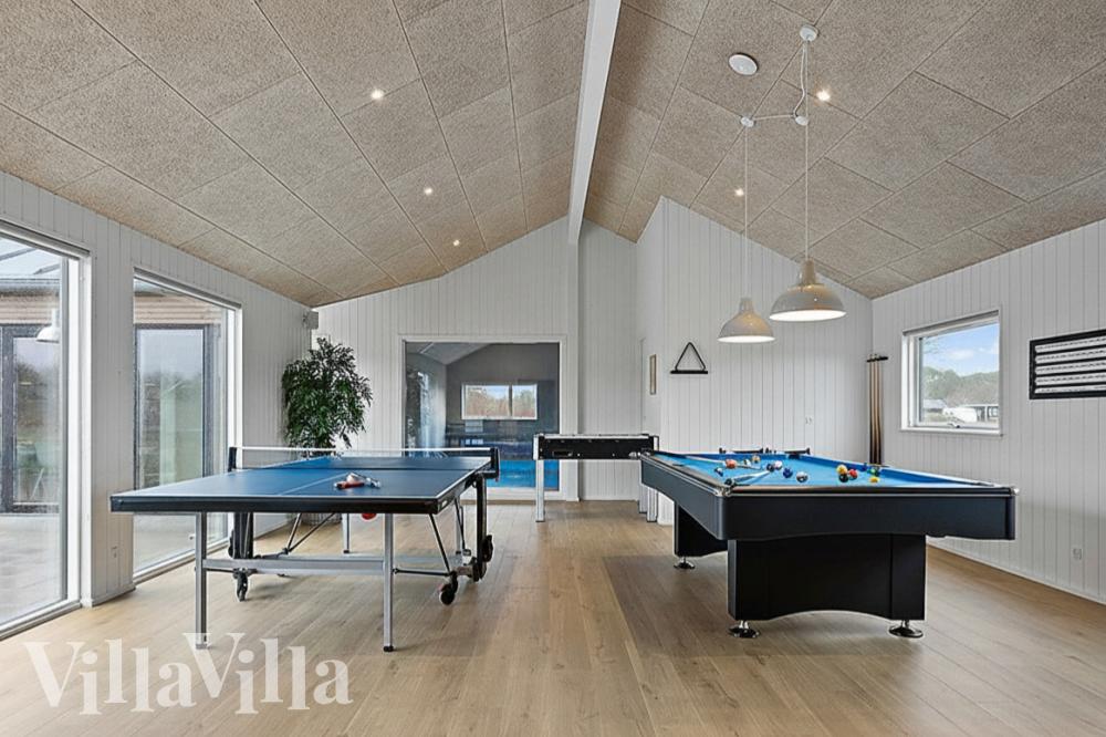 Aktivitetsrum i luksushus nr. 903 med 7 soveværelser og plads til 20 personer.