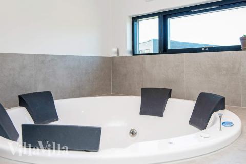 Nyd varmen i spaen i luksushus nr. 938 i Østjylland