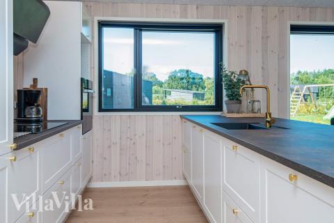 Køkkenet i luksushus nr. 938 er godt indrettet.