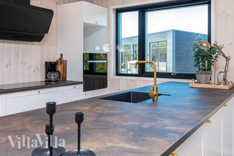 Køkkenet i luksushus nr. 938 er udstyrret, så I let kan lave mad til 16 personer.