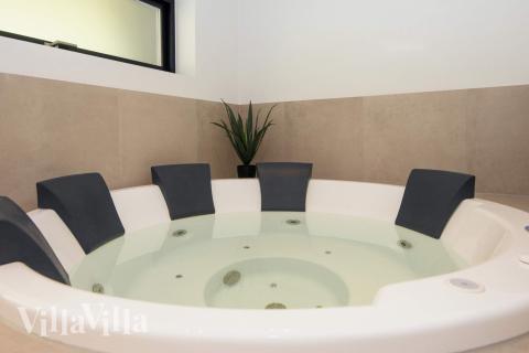 Nyd varmen i spaen i luksushus nr. 939 i Østjylland