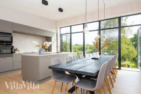 Køkkenet i luksushus nr. 939 er udstyrret, så I let kan lave mad til 16 personer.