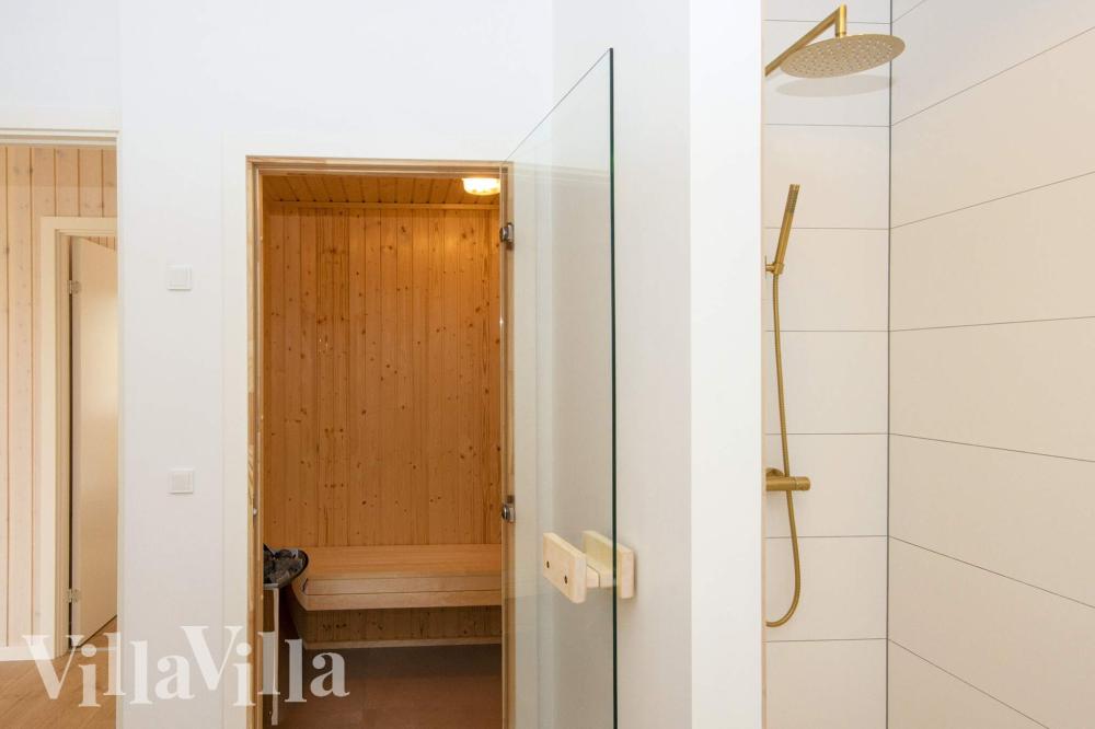 Der er bad med brus i luksushus nr. 939 til 16 personer.