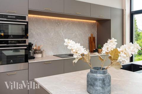 Køkkenet i luksushus nr. 939 er godt indrettet.