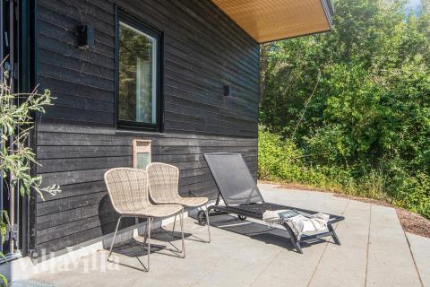 På terrassen i sommerhus nr. 939 er der plads til 16 personer.