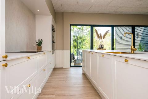 Køkkenet i luksushus nr. 940 er udstyrret, så I let kan lave mad til 16 personer.