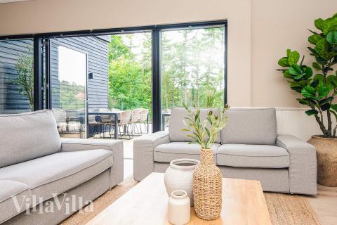 Sofaen i luksushus 940 i Østjylland indbyder til brætspil eller at se en film sammen.