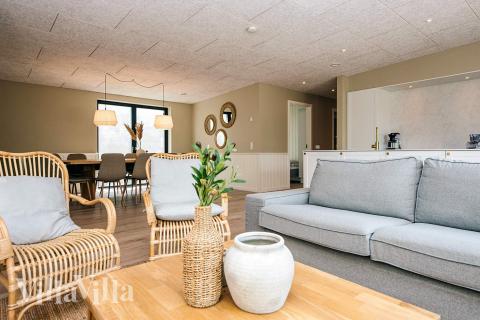 Der er mulighed for hygge i sommerhusets sofaarrangement, når I besøger luksushus nr. 940