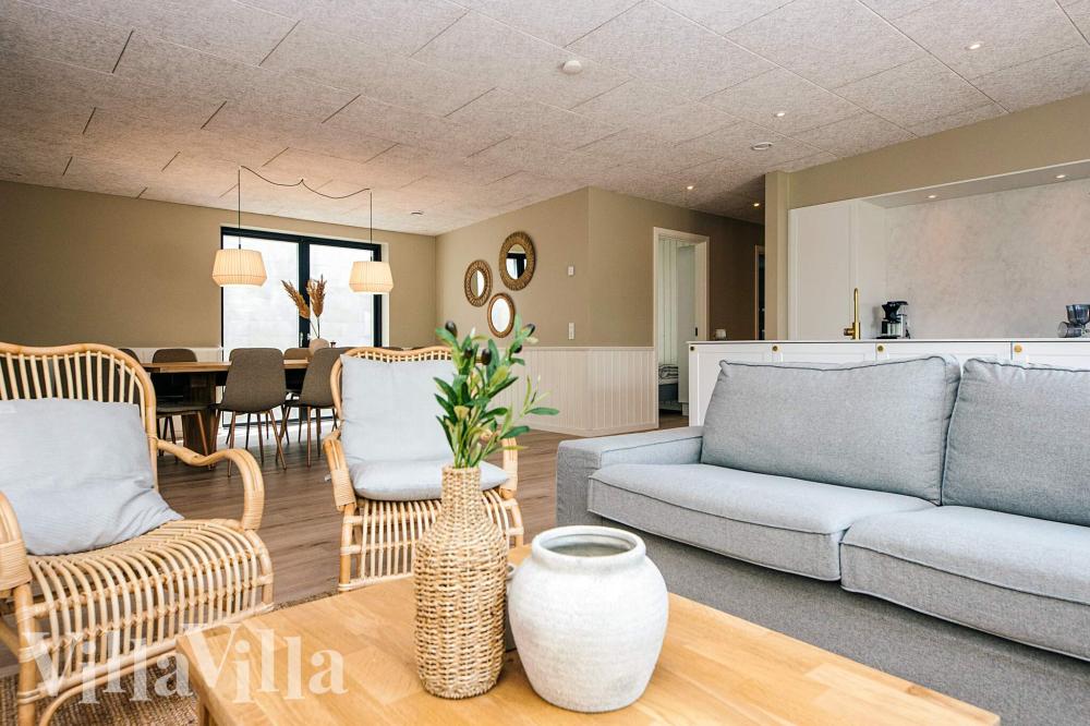 Der er mulighed for hygge i sommerhusets sofaarrangement, når I besøger luksushus nr. 940
