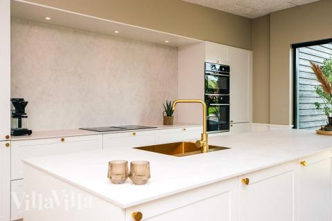 Køkkenet i luksushus nr. 940 er godt indrettet.