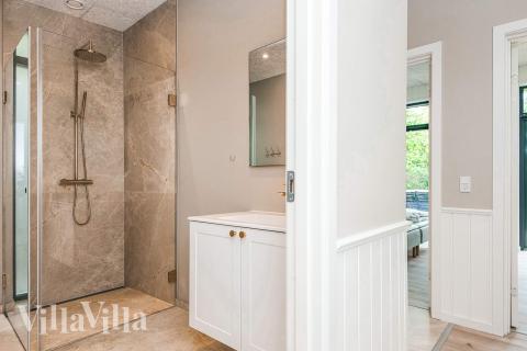 Der er bad med brus i luksushus nr. 940 til 16 personer.