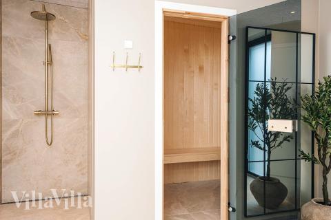 Nyd varmen i saunaen i luksushus nr. 940 til 16 personer